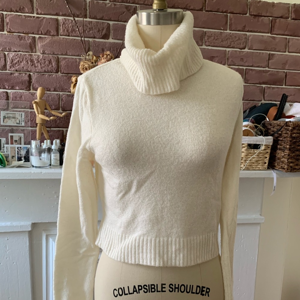 Turtle neck knit crop top